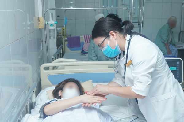 Một phụ nữ ở Hà Nội suýt tử vong sau khi truyền chất làm trắng da -0