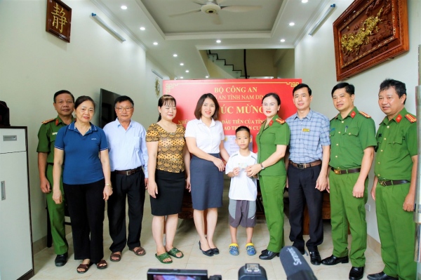 Công an tỉnh- Bưu điện tỉnh Nam Định trao căn cước tận tay công dân -0