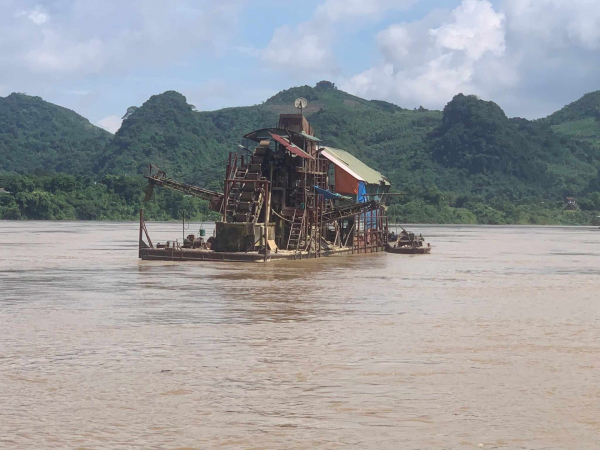 Một ngày bắt 3 vụ, 9 tàu hút cát trái phép trên sông Lô -0