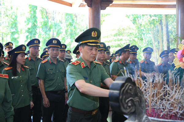 Về Quảng Bình viếng mộ Đại tướng Võ Nguyên Giáp, tri ân các Anh hùng Liệt sĩ -0