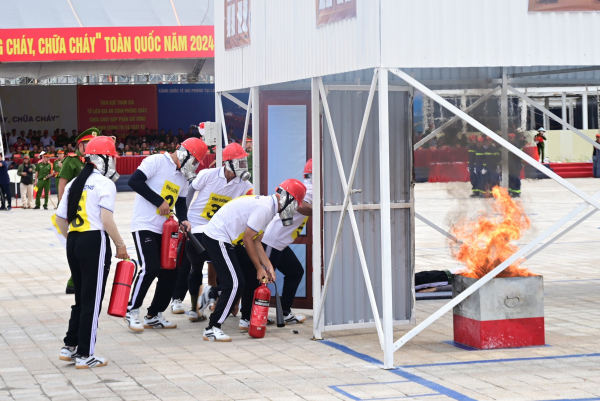 Sôi nổi Hội thi nghiệp vụ chữa cháy và cứu nạn, cứu hộ “Tổ liên gia an toàn PCCC” toàn quốc -0