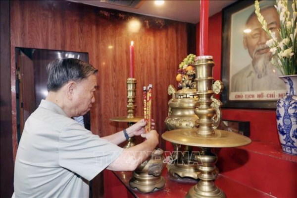 Chủ tịch nước Tô Lâm dâng hương tại Đền thờ Bác Hồ ở Trà Vinh -0