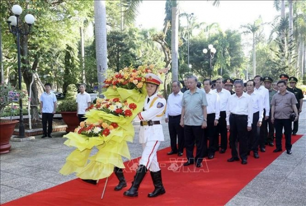 President To Lam offers incense at President Ho Chi Minh temple in Tra Vinh -0