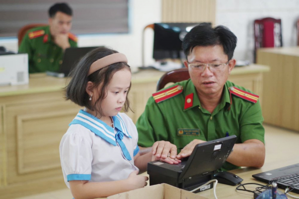 Hơn 2.000 trẻ em được cấp thẻ căn cước -0