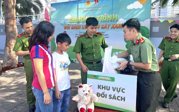 Công an TP Long Xuyên với hoạt động “Đổi sách cũ nhận cây xanh” -0