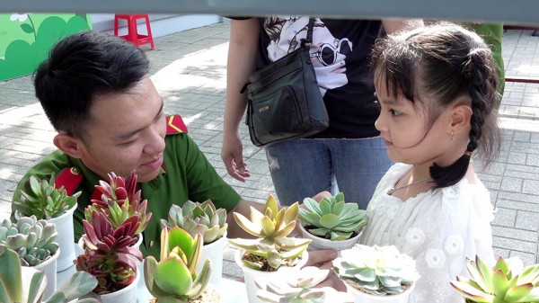 Công an TP Long Xuyên với hoạt động “Đổi sách cũ nhận cây xanh” -0