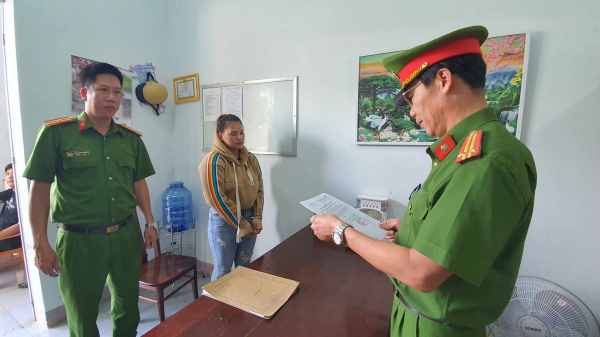 Thuê xe ôm đóng giả nhân viên ngân hàng để lừa đảo -0