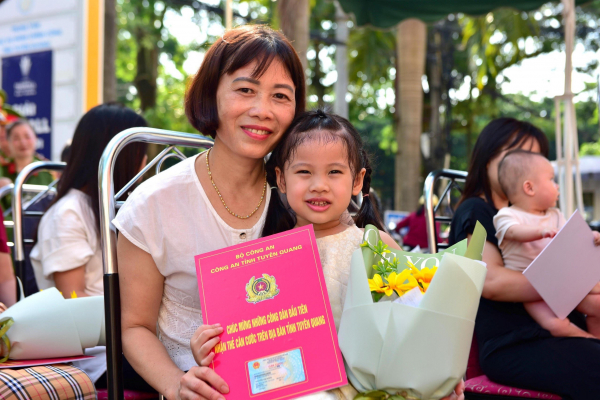 Công an tỉnh Tuyên Quang bàn giao thẻ căn cước cho những công dân -0