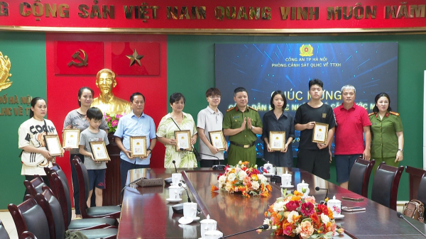 Những công dân đầu tiên tại Hà Nội được nhận căn cước trong niềm vui mừng, phấn khởi -0