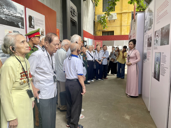 “Thắp ngọn lửa hồng” tri ân anh hùng, liệt sĩ tại Di tích Nhà tù Hoả Lò -0