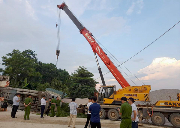 Vĩnh Phúc: Lật xe bồn chở gần trăm tấn xi măng rời, 4 người thoát chết trong gang tấc -0