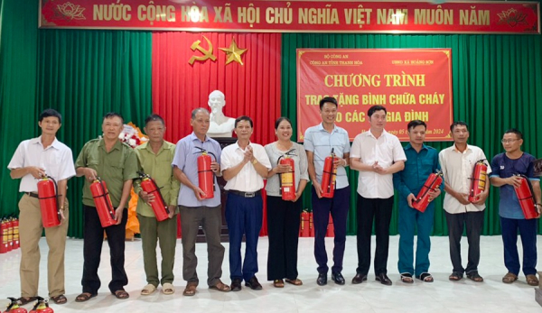 Thanh Hoa police present fire extinguishers to disadvantaged family -0