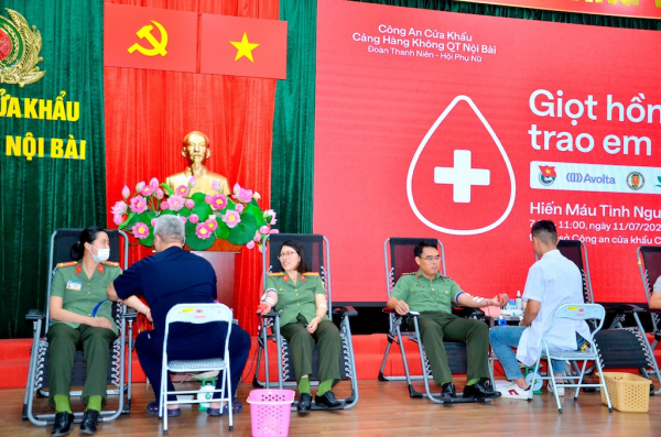 Công an cửa khẩu Cảng hàng không Quốc tế Nội Bài hiến máu tình nguyện -1