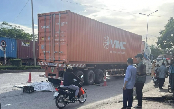 2 cháu nhỏ đi xe máy điện bị cuốn vào gầm xe container tử vong tại chỗ -0