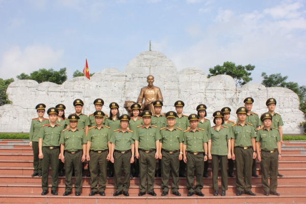 Cục An ninh nội địa dâng hoa tưởng niệm Chủ tịch Hồ Chí Minh tại Khu lưu niệm Sáu điều Bác Hồ dạy CAND -0