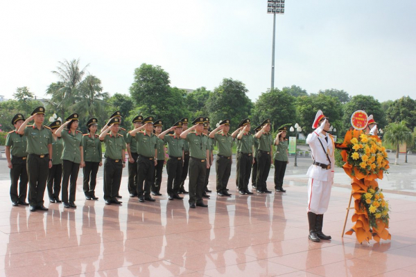 Cục An ninh nội địa dâng hoa tưởng niệm Chủ tịch Hồ Chí Minh tại Khu lưu niệm Sáu điều Bác Hồ dạy CAND -0