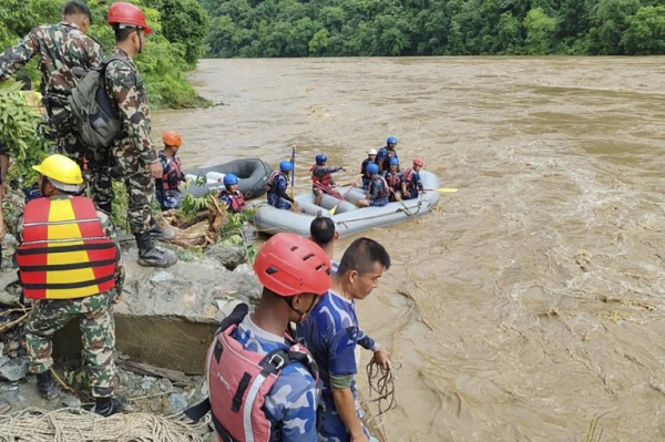 Lở đất ở Nepal cuốn hai xe buýt xuống sông, 65 hành khách mất tích -0