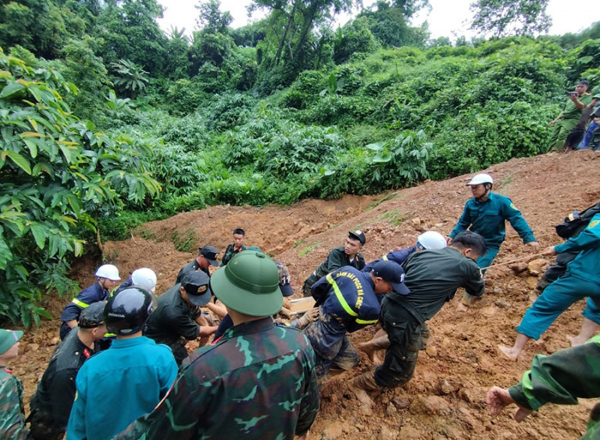 Khẩn trương tìm kiếm các nạn nhân trong vụ sạt lở đất tại huyện Bắc Mê, tỉnh Hà Giang -1