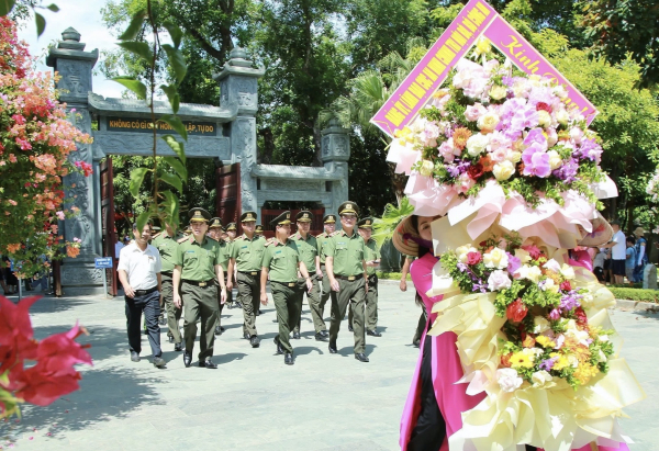 Cục An ninh chính trị nội bộ dâng hoa, dâng hương tri ân Anh hùng liệt sĩ tại các di tích lịch sử tại Nghệ An -0