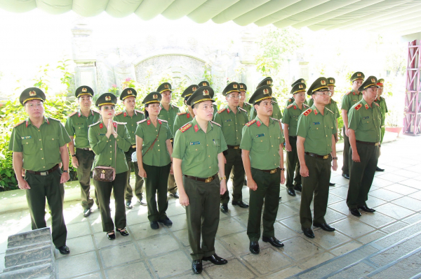 Cục An ninh chính trị nội bộ dâng hoa, dâng hương tri ân Anh hùng liệt sĩ tại các di tích lịch sử tại Nghệ An -0