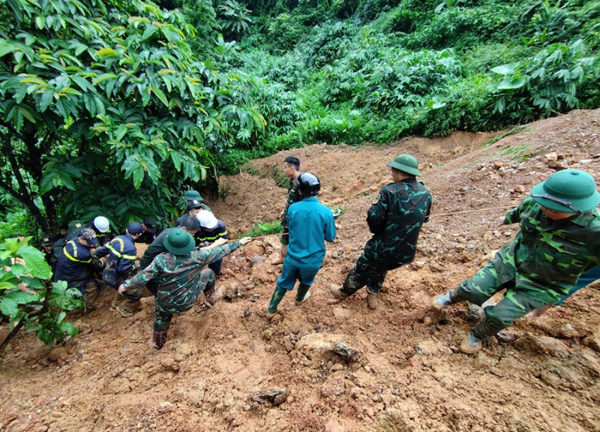 Khẩn trương tìm kiếm các nạn nhân trong vụ sạt lở đất tại huyện Bắc Mê, tỉnh Hà Giang -2
