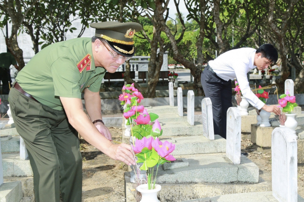 Cục An ninh chính trị nội bộ dâng hoa, dâng hương tri ân Anh hùng liệt sỹ tại các di tích lịch sử  -0