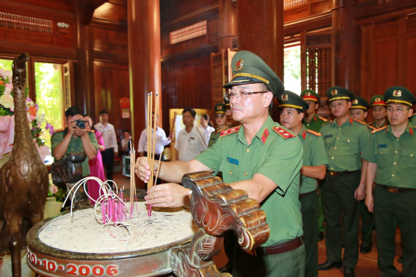 Cục An ninh chính trị nội bộ dâng hoa, dâng hương tri ân Anh hùng liệt sĩ tại các di tích lịch sử tại Nghệ An -0