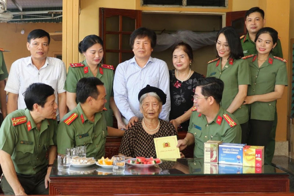 Công an Nghệ An thăm, khám sức khỏe, tặng quà Bà mẹ Việt Nam anh hùng -0