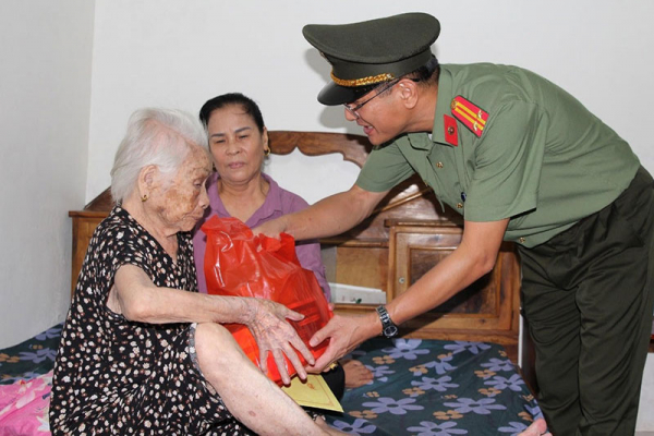 Công an Nghệ An thăm, khám sức khỏe, tặng quà Bà mẹ Việt Nam anh hùng -1