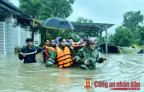 Công an TP Phú Quốc giúp người dân trong mưa lớn, ngập sâu -0