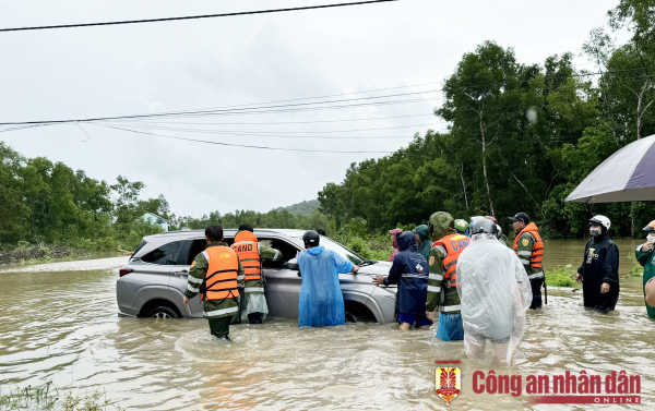 Công an TP Phú Quốc giúp người dân trong mưa lớn, ngập sâu -0