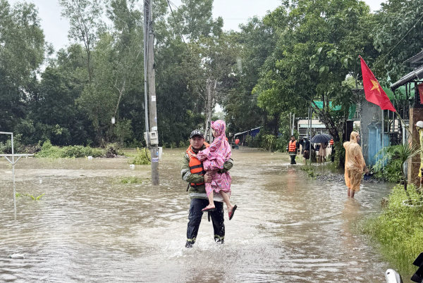 Công an TP Phú Quốc giúp người dân trong mưa lớn, ngập sâu -1