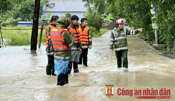 Công an TP Phú Quốc giúp người dân trong mưa lớn, ngập sâu -0