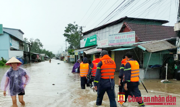 Công an TP Phú Quốc giúp người dân trong mưa lớn, ngập sâu -0