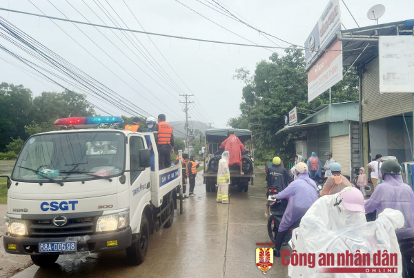 Công an TP Phú Quốc giúp người dân trong mưa lớn, ngập sâu -1