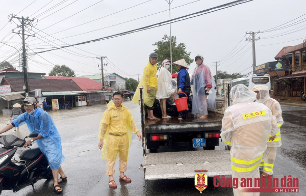 Công an TP Phú Quốc giúp người dân trong mưa lớn, ngập sâu -1