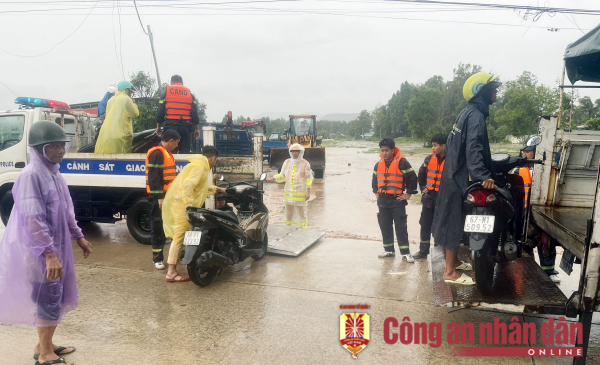 Công an TP Phú Quốc giúp người dân trong mưa lớn, ngập sâu -2