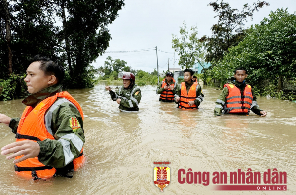 Công an TP Phú Quốc giúp người dân trong mưa lớn, ngập sâu -2