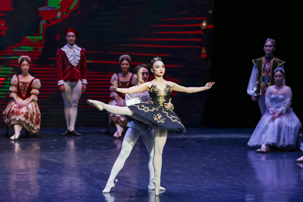 Ballet Hồ Thiên Nga lộng lẫy và đầy mê hoặc trên sân khấu Nhà hát Hồ Gươm  -0