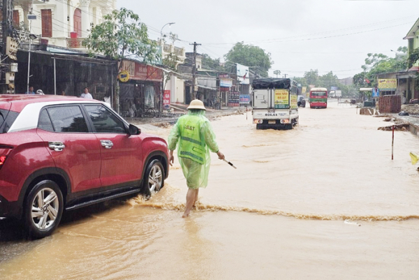 Nỗ lực bảo đảm an toàn giao thông và giúp dân trong mưa lũ -0