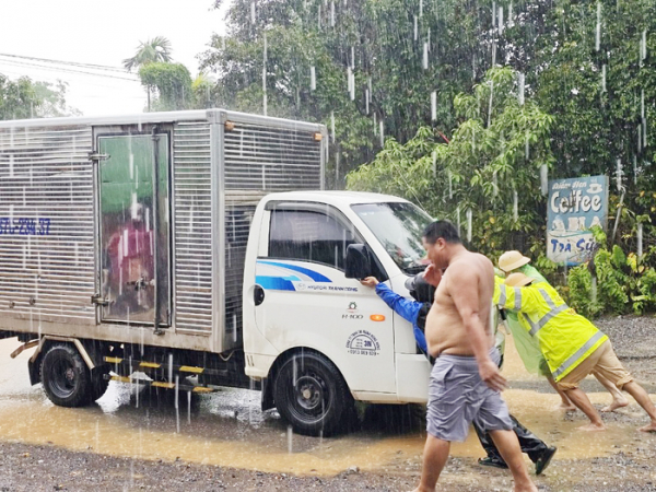 Nỗ lực bảo đảm an toàn giao thông và giúp dân trong mưa lũ -0