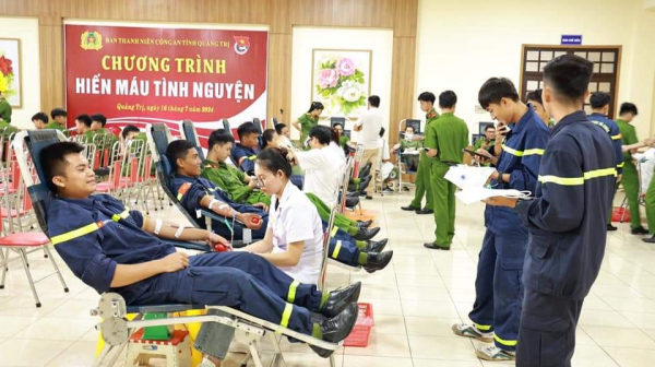 Gần 300 đoàn viên thanh niên Công an Quảng Trị hiến máu cứu người -1