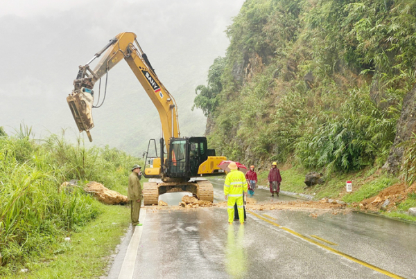 Công an tỉnh Hòa Bình nỗ lực giúp nhân dân khắc phục hậu quả mưa lũ -0
