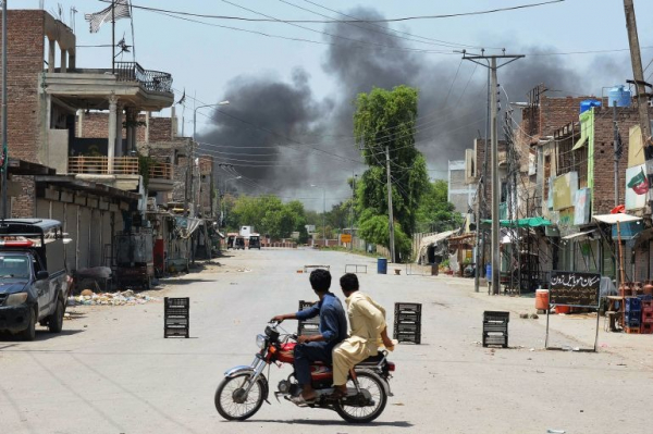 Xe bom tấn công căn cứ tại Pakistan, nhiều binh sĩ thiệt mạng -0