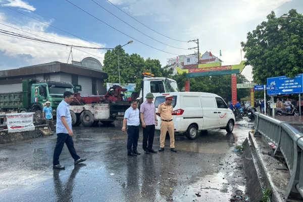 Thăm hỏi gia đình nạn nhân vụ TNGT đặc biệt nghiêm trọng tại huyện Hoài Đức, Hà Nội -1