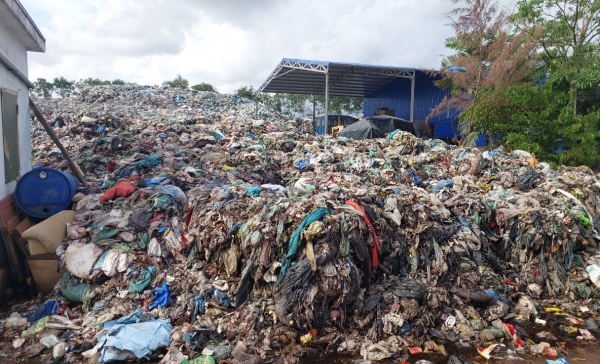 Hàng nghìn tấn rác thải sinh hoạt tồn đọng bủa vây khu dân cư -0