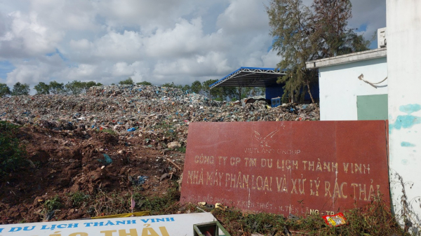 Hàng nghìn tấn rác thải sinh hoạt tồn đọng bủa vây khu dân cư -0