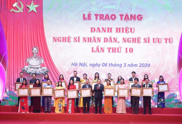 một số nghệ sĩ được phong tặng danh hiệu nsưt tại lễ trao danh hiệu lần thứ 10.jpg -0