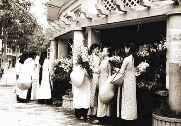 4-kiot bán hoa tuoi %3f góc ph%3f hàng khay tru%3fc nam 1980.jpg -0