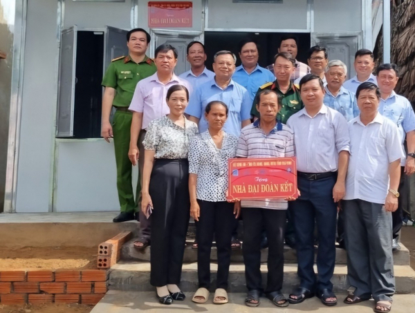 Trà Vinh: Huyện Cầu Kè hoàn thành, bàn giao 122 căn nhà Đại đoàn kết -0